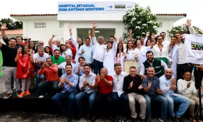 estadualização do Hospital Dom Antônio Monteiro (HDAM) e a assinatura da ordem de serviço para a reforma da unidade.