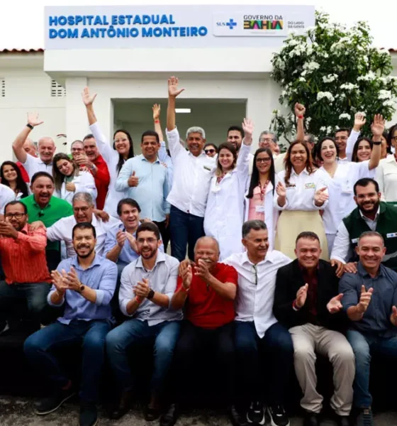 estadualização do Hospital Dom Antônio Monteiro (HDAM) e a assinatura da ordem de serviço para a reforma da unidade.