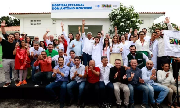 estadualização do Hospital Dom Antônio Monteiro (HDAM) e a assinatura da ordem de serviço para a reforma da unidade.