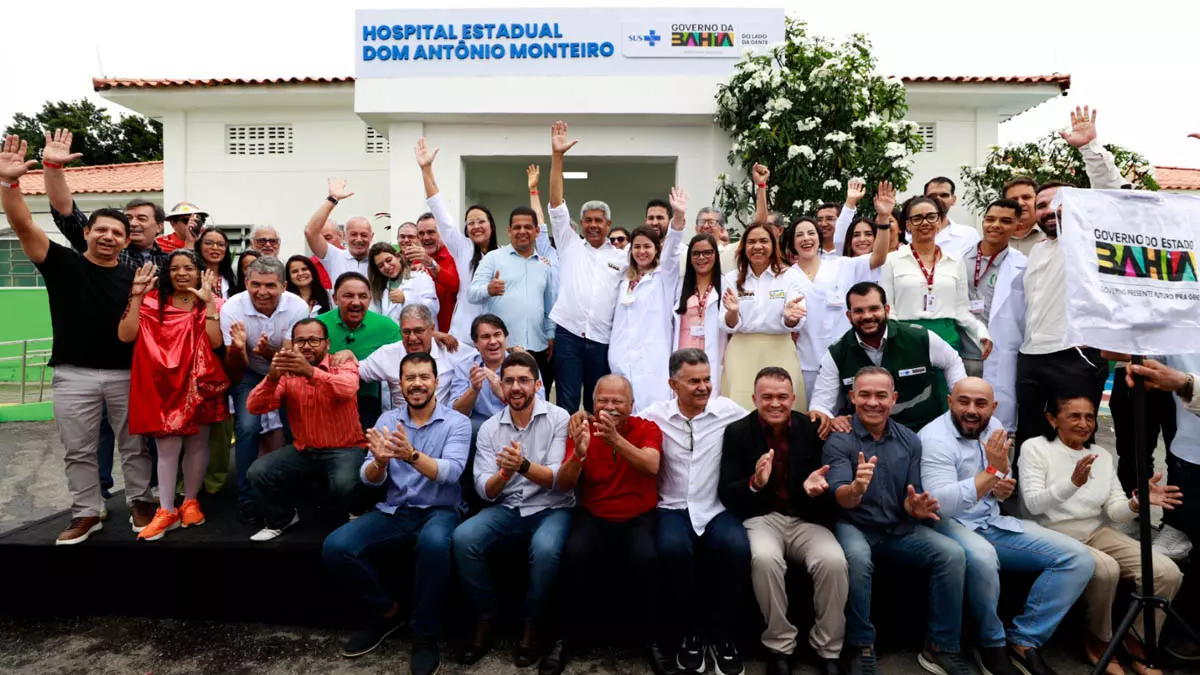 estadualização do Hospital Dom Antônio Monteiro (HDAM) e a assinatura da ordem de serviço para a reforma da unidade.