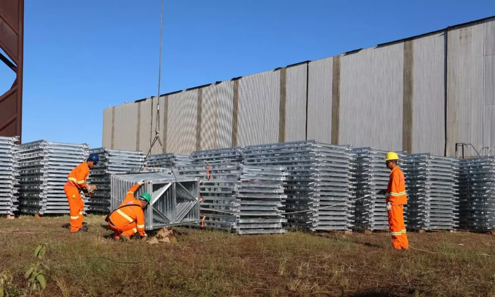 No local, chegam equipamentos e estruturas destinados à construção da Ponte Salvador-Itaparica, um dos maiores investimentos