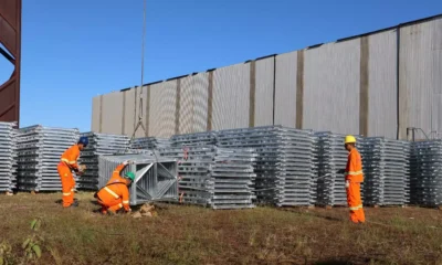 No local, chegam equipamentos e estruturas destinados à construção da Ponte Salvador-Itaparica, um dos maiores investimentos