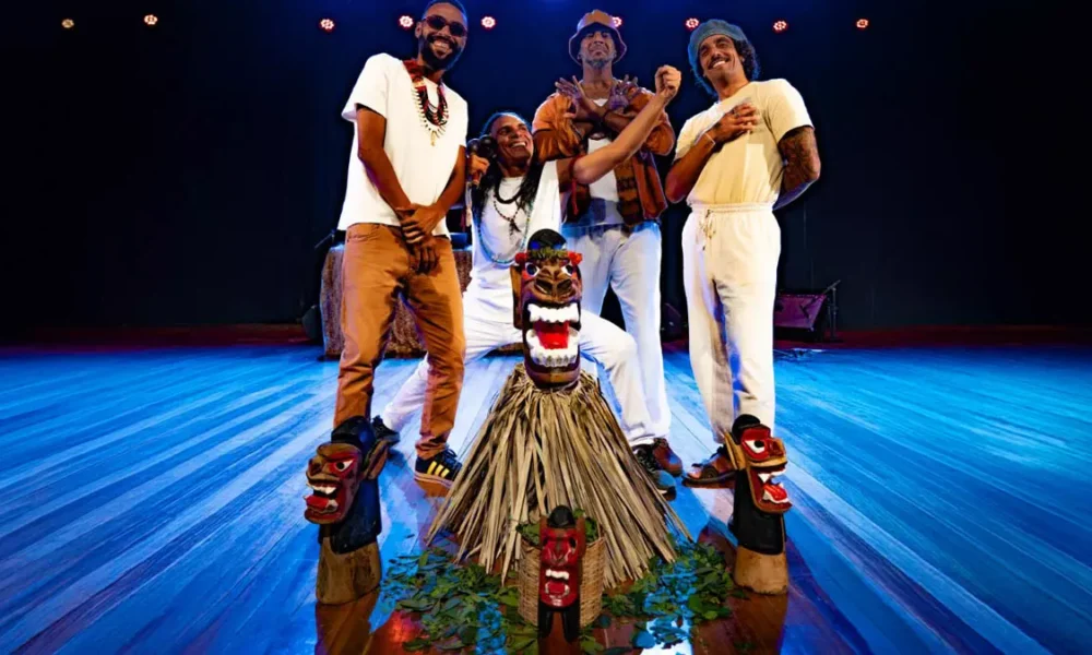 O grupo baiano Cabokaji, coletivo que une música e performance para explorar ancestralidade, espiritualidade e identidades afro-indígenas em