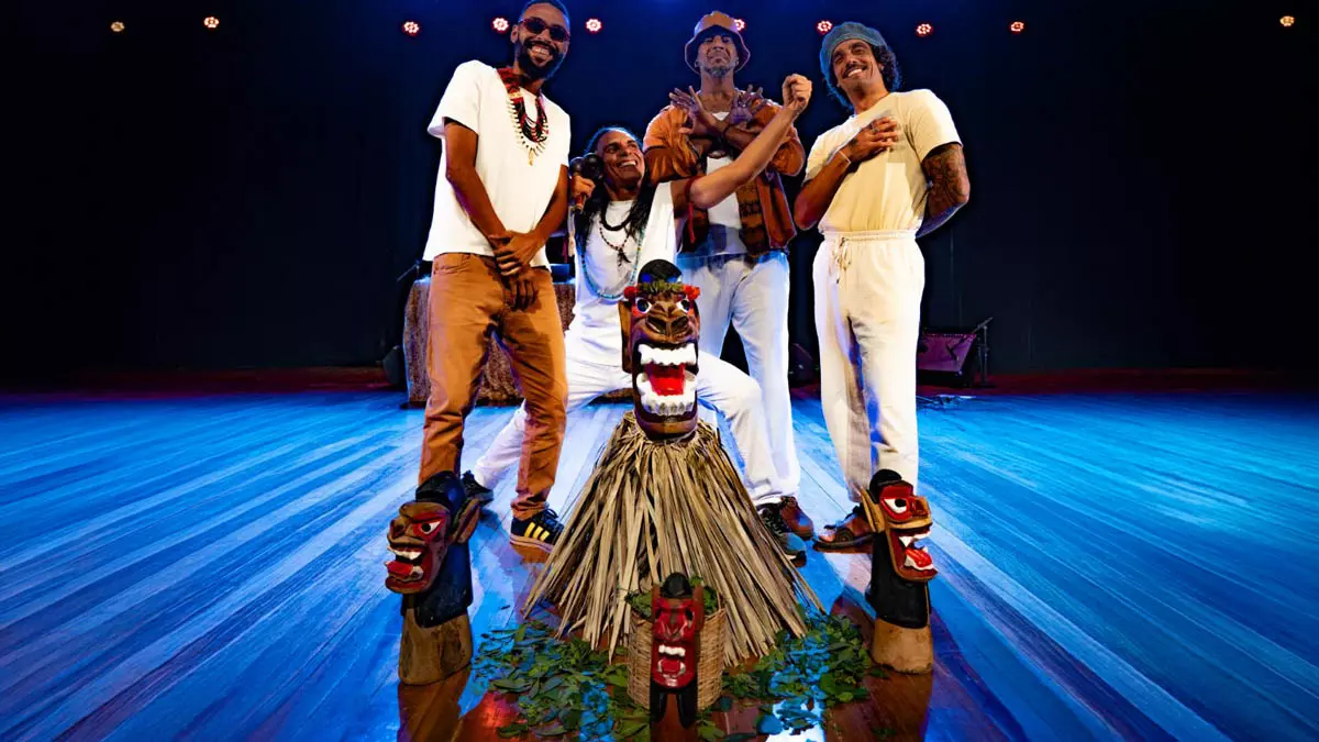 O grupo baiano Cabokaji, coletivo que une música e performance para explorar ancestralidade, espiritualidade e identidades afro-indígenas em