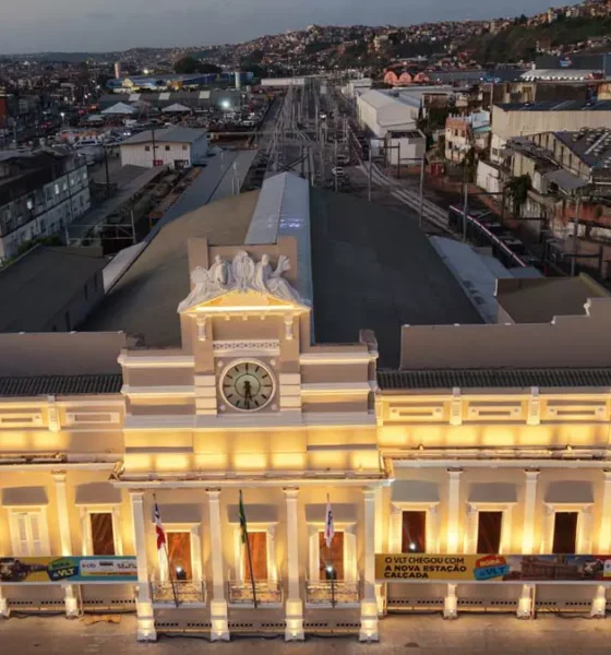 O governador Jerônimo Rodrigues inaugurou, nesta quarta-feira (17), a Estação Calçada, a primeira entregue do Veículo Leve sobre