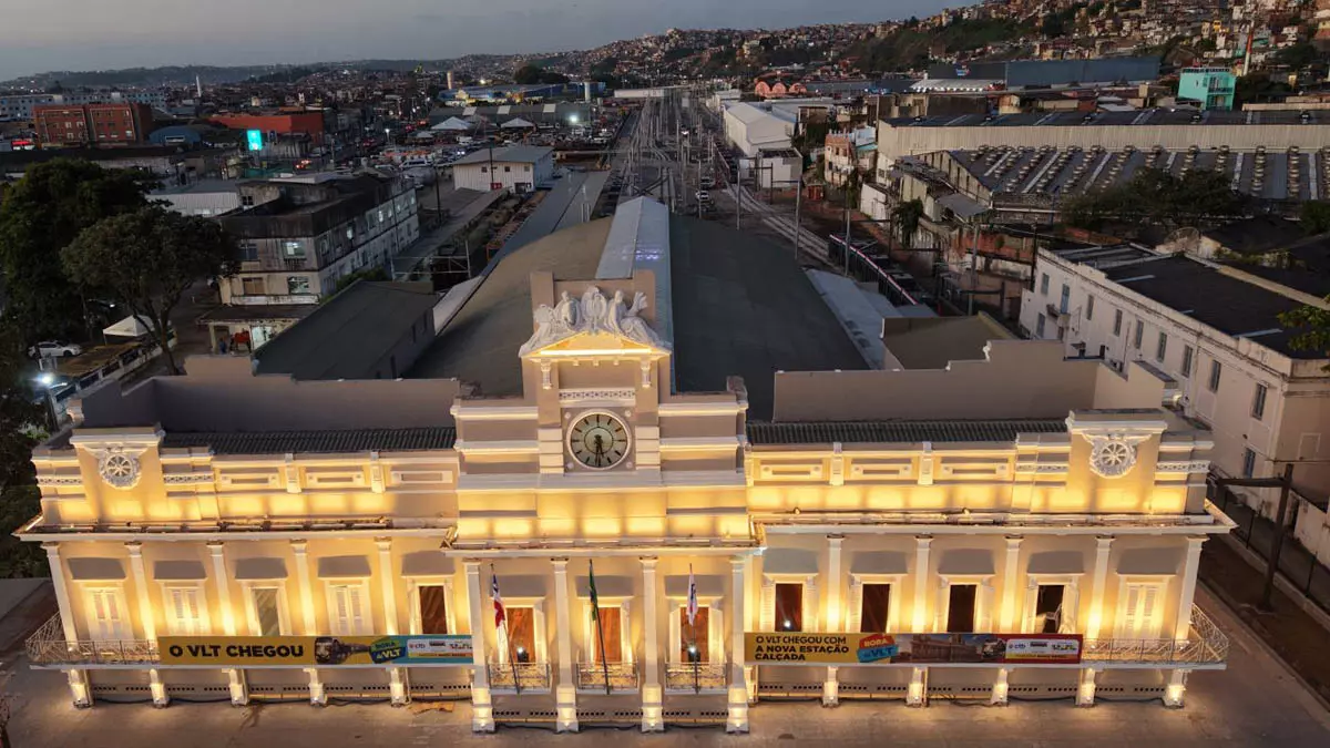 O governador Jerônimo Rodrigues inaugurou, nesta quarta-feira (17), a Estação Calçada, a primeira entregue do Veículo Leve sobre