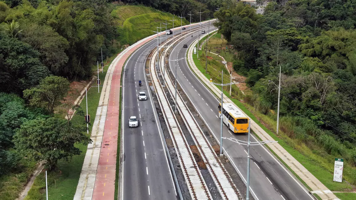 reforço nesta quinta-feira (18), com a entrega da primeira etapa da duplicação da BA-528, conhecida como Estrada do Derba.