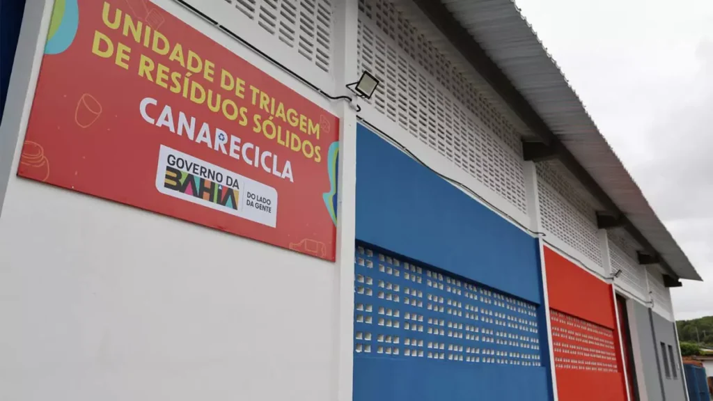 empreendimentos, melhora as condições de trabalho de catadores e catadoras de materiais recicláveis e reforça a política estadual