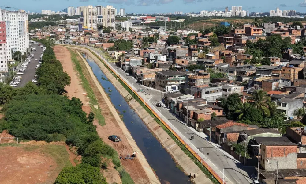 nesta segunda-feira (22), de mais uma etapa das obras de macrodrenagem e urbanização do Canal Mangabeira. A intervenção, inaugurada pelo