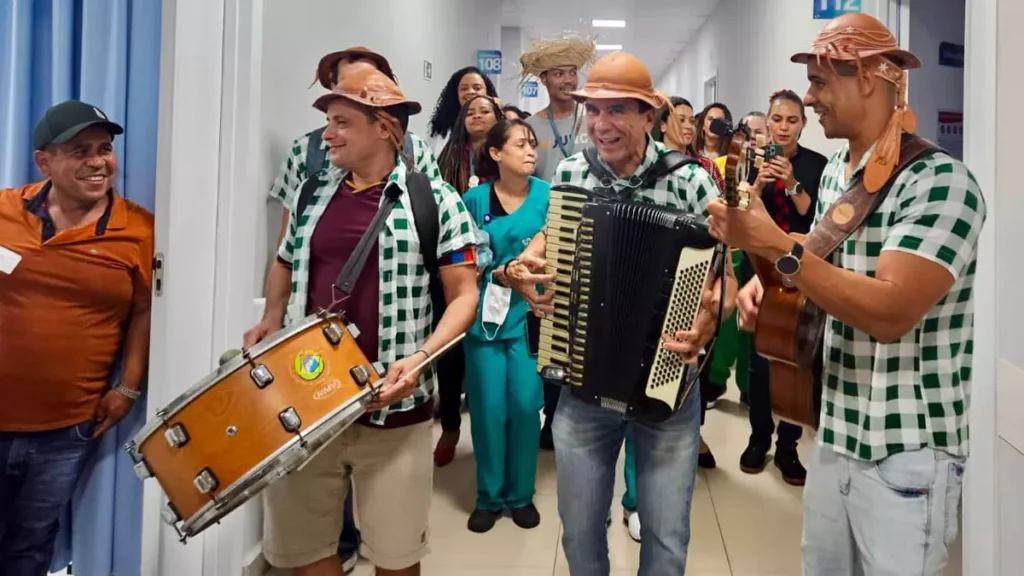 colaboradores que o Hospital de Brotas (HB), em Salvador, organizou um forró itinerante por suas dependências.