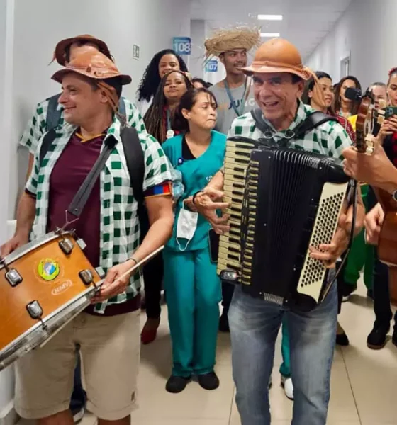 colaboradores que o Hospital de Brotas (HB), em Salvador, organizou um forró itinerante por suas dependências.
