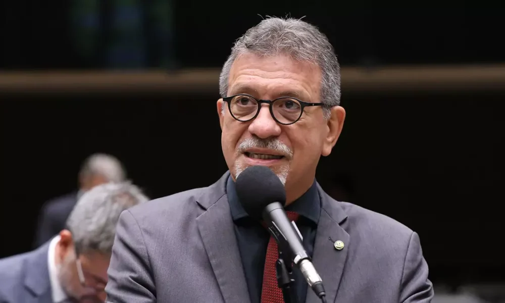 O deputado federal Afonso Florence (PT-BA) afirmou que a visita do senador Flávio Bolsonaro (PL-RJ) à Bahia reforça a ligação