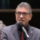 O deputado federal Afonso Florence (PT-BA) afirmou que a visita do senador Flávio Bolsonaro (PL-RJ) à Bahia reforça a ligação