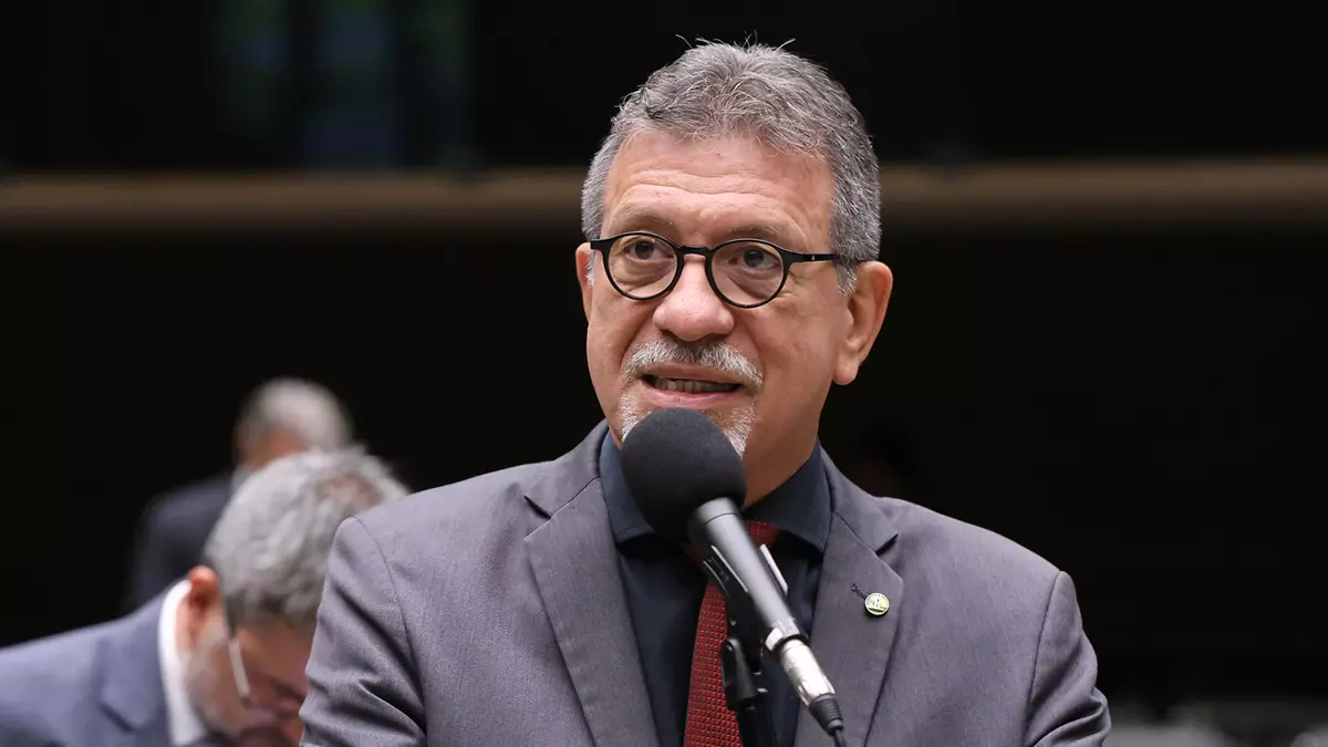 O deputado federal Afonso Florence (PT-BA) afirmou que a visita do senador Flávio Bolsonaro (PL-RJ) à Bahia reforça a ligação