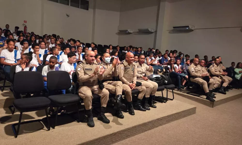 Drogas e à Violência (PROERD). A cerimônia de formatura foi realizada no auditório do complexo social, esportivo e cultural Subúrbio 360,