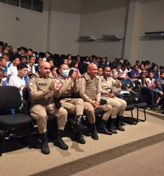 Drogas e à Violência (PROERD). A cerimônia de formatura foi realizada no auditório do complexo social, esportivo e cultural Subúrbio 360,