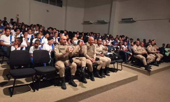 Drogas e à Violência (PROERD). A cerimônia de formatura foi realizada no auditório do complexo social, esportivo e cultural Subúrbio 360,