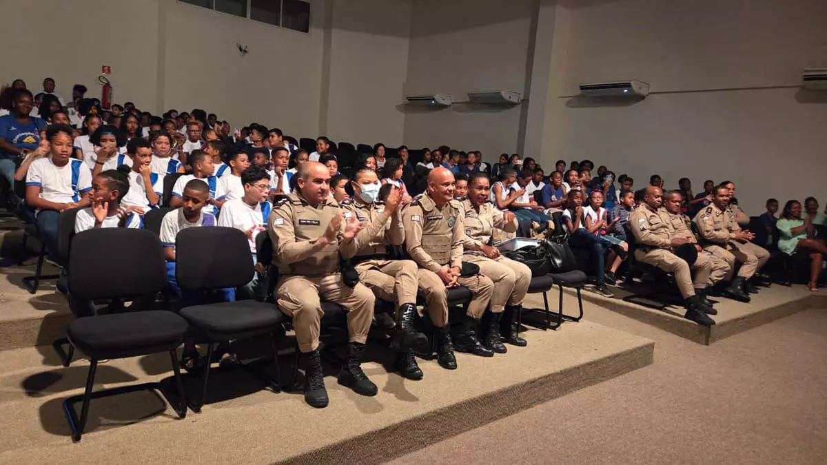Drogas e à Violência (PROERD). A cerimônia de formatura foi realizada no auditório do complexo social, esportivo e cultural Subúrbio 360,