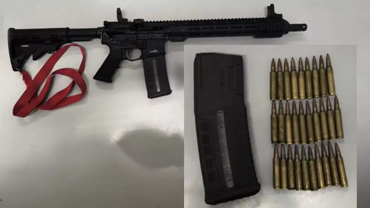Um fuzil calibre 5,56 foi apreendido por equipes da RONDESP Médio Rio de Contas (MRC) e pelo 19º Batalhão da Polícia Militar (BPM/Jequié),