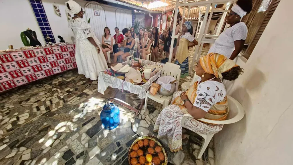acarajé nos rituais do candomblé e sua importância para a preservação da cultura afro-baiana foram vivenciadas por 22 estudantes franceses,
