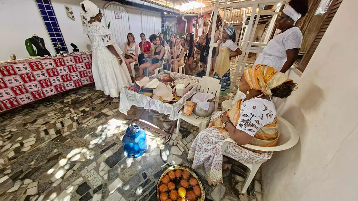 acarajé nos rituais do candomblé e sua importância para a preservação da cultura afro-baiana foram vivenciadas por 22 estudantes franceses,