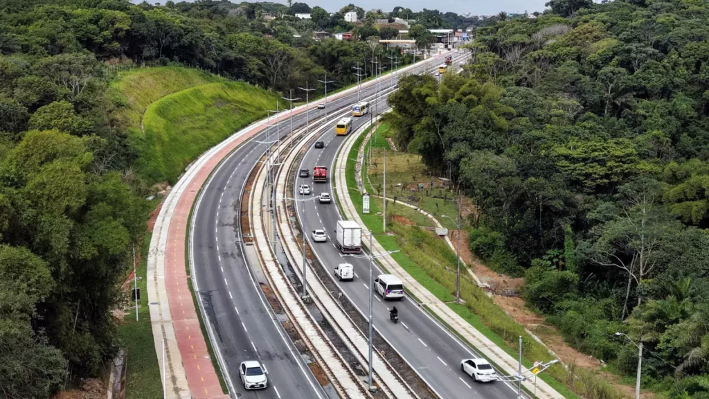 Novas ligações viárias vêm transformando a mobilidade entre bairros populosos de Salvador e os principais eixos de circulação da cidade.