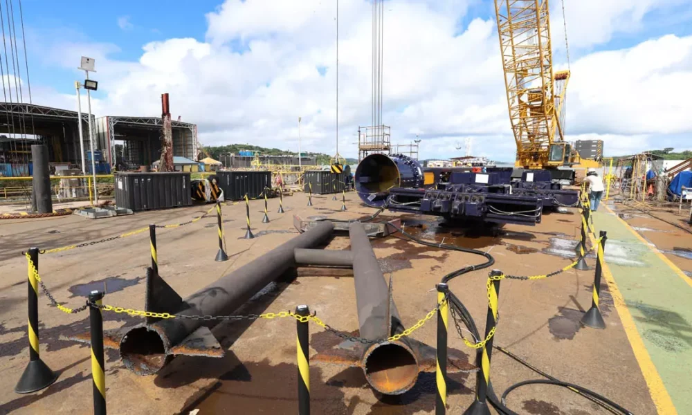 A montagem dos equipamentos que serão utilizados na construção da Plataforma Linear Provisória (PLP), estrutura fundamental
