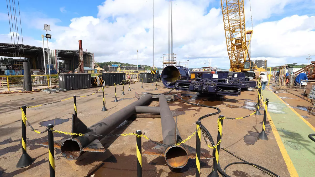 A montagem dos equipamentos que serão utilizados na construção da Plataforma Linear Provisória (PLP), estrutura fundamental