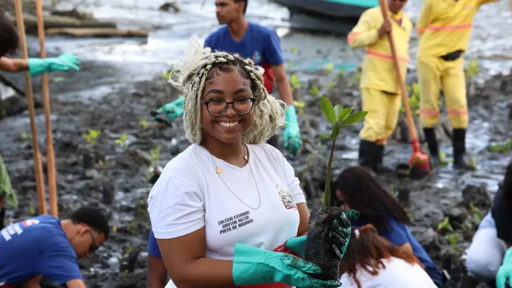 Nesta terça-feira (28), a área recebeu o plantio de três mil mudas de mangue, em uma atividade que reuniu moradores, estudantes