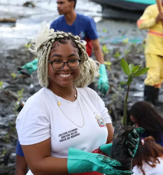 Nesta terça-feira (28), a área recebeu o plantio de três mil mudas de mangue, em uma atividade que reuniu moradores, estudantes