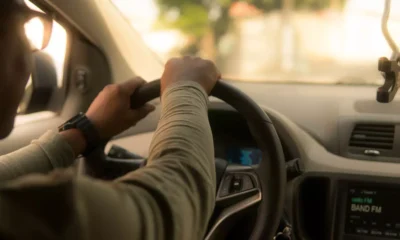 (TSE). Entre as principais restrições está a proibição de propaganda política em carros de transporte por aplicativo, como Uber,