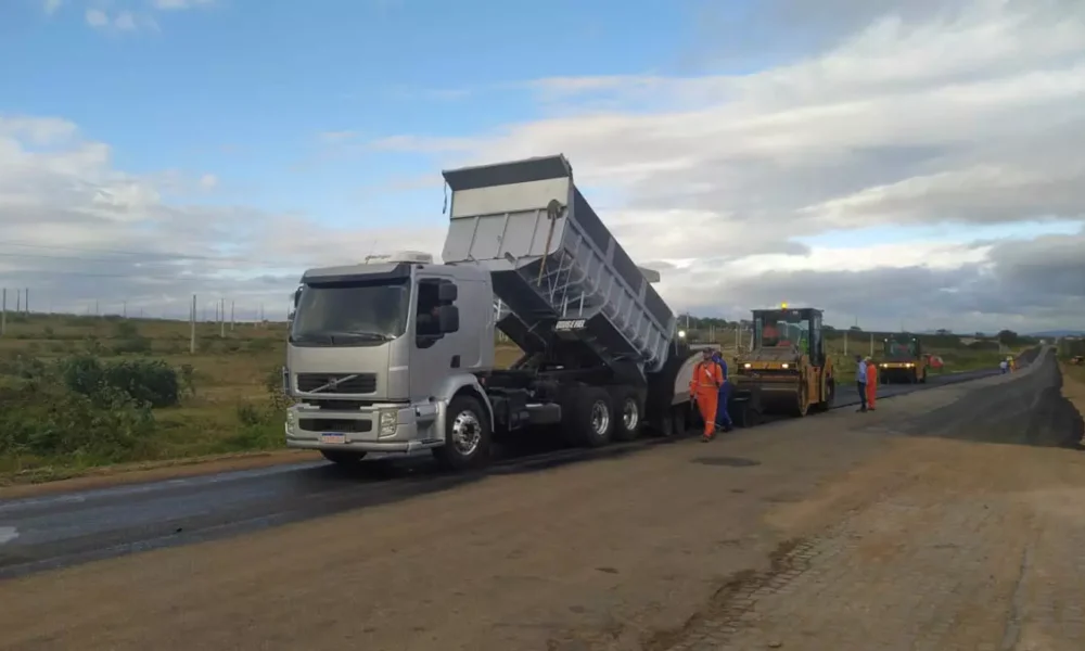 A Secretaria de Infraestrutura da Bahia (Seinfra) informou que seguem em andamento os serviços de pavimentação da BA-120,