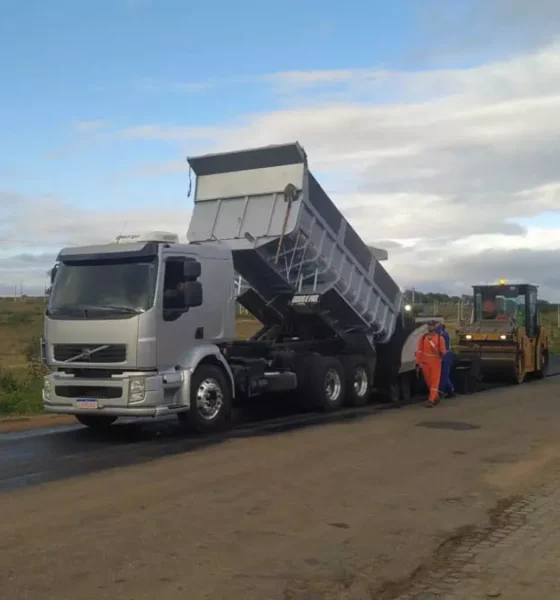 A Secretaria de Infraestrutura da Bahia (Seinfra) informou que seguem em andamento os serviços de pavimentação da BA-120,