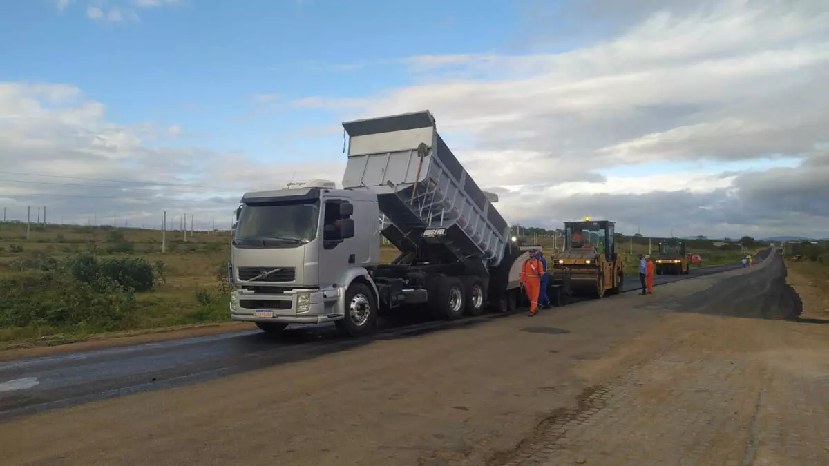 A Secretaria de Infraestrutura da Bahia (Seinfra) informou que seguem em andamento os serviços de pavimentação da BA-120,