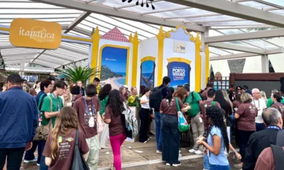 um dos principais eventos de promoção turística do país, foi aberto na segunda-feira (17), no Teatro L’Occitane, em Trancoso,
