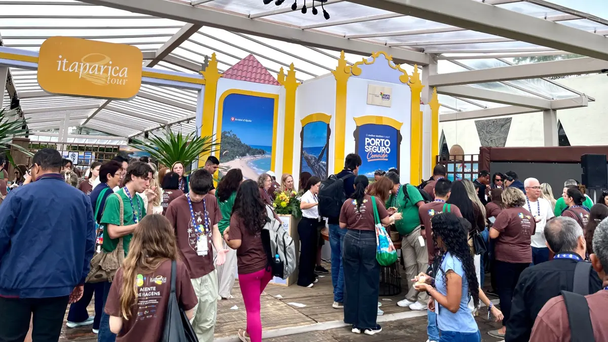 um dos principais eventos de promoção turística do país, foi aberto na segunda-feira (17), no Teatro L’Occitane, em Trancoso,