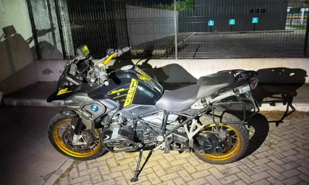 na prisão de dois suspeitos e na apreensão de arma de fogo, munições, uma motocicleta com placa adulterada, além de uma grande