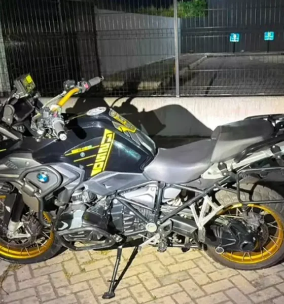 na prisão de dois suspeitos e na apreensão de arma de fogo, munições, uma motocicleta com placa adulterada, além de uma grande