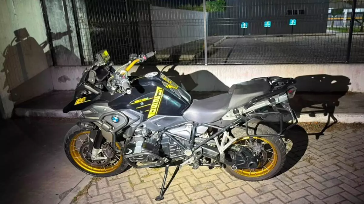 na prisão de dois suspeitos e na apreensão de arma de fogo, munições, uma motocicleta com placa adulterada, além de uma grande