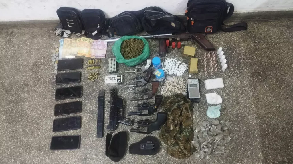 uma facção criminosa no bairro da Sucupira, em Una, no sul da Bahia. Durante a ação, os suspeitos teriam reagido à abordagem e entrado em