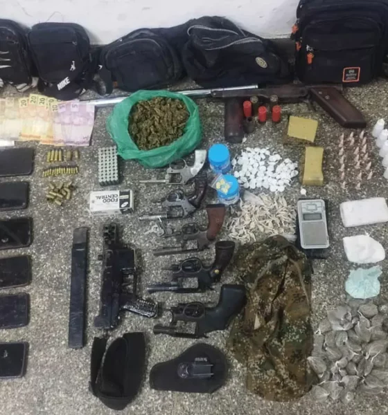 uma facção criminosa no bairro da Sucupira, em Una, no sul da Bahia. Durante a ação, os suspeitos teriam reagido à abordagem e entrado em