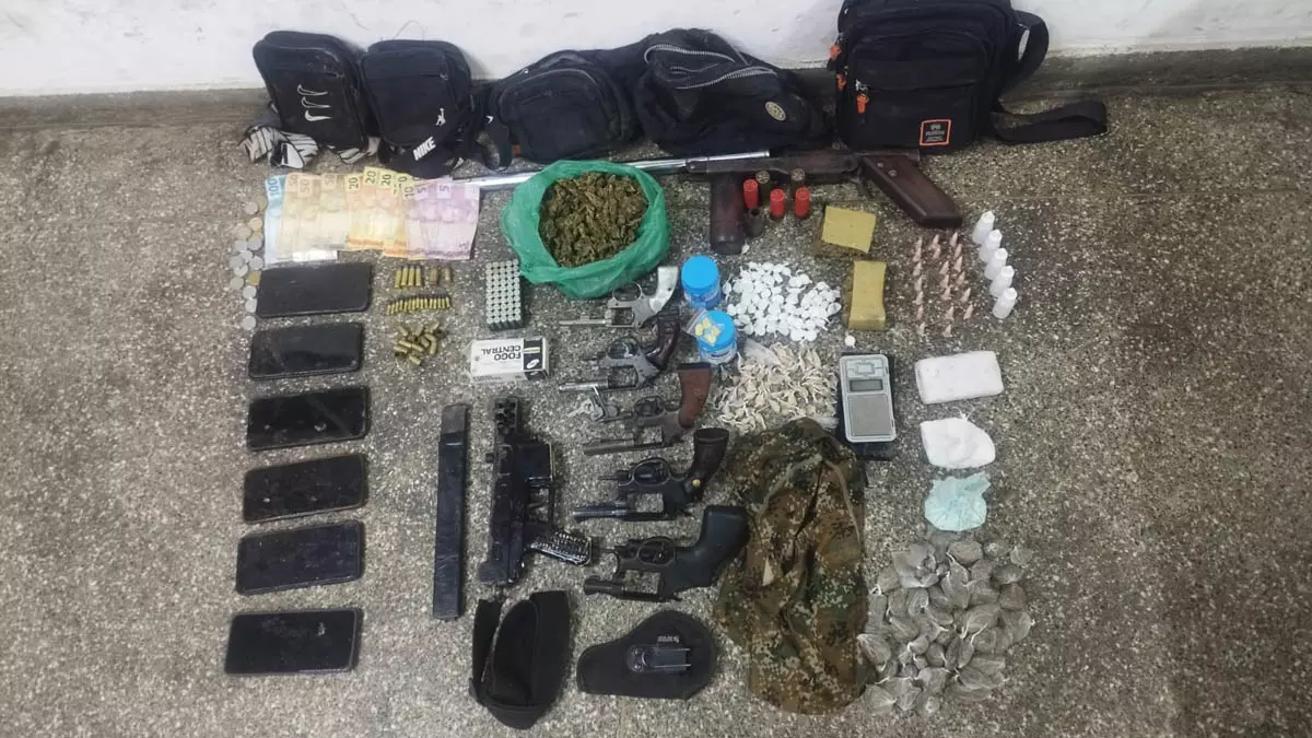 uma facção criminosa no bairro da Sucupira, em Una, no sul da Bahia. Durante a ação, os suspeitos teriam reagido à abordagem e entrado em