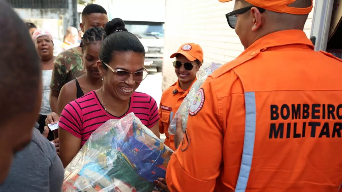 O Governo da Bahia iniciou, na terça-feira (4), a entrega de cestas básicas para famílias afetadas pelo desastre tecnológico ambiental