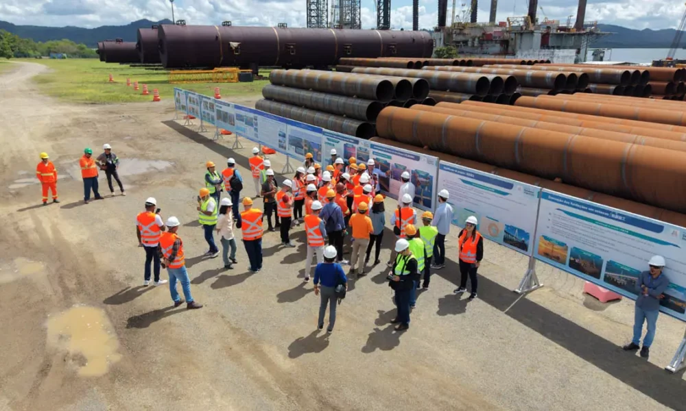 As obras da Ponte Salvador-Itaparica seguem avançando no canteiro industrial de São Roque do Paraguaçu, no município de Maragogipe,