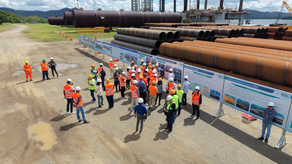 As obras da Ponte Salvador-Itaparica seguem avançando no canteiro industrial de São Roque do Paraguaçu, no município de Maragogipe,