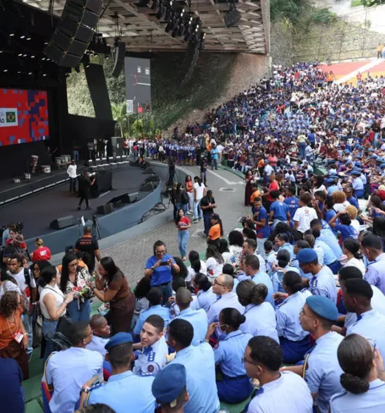 Cerca de 4 mil estudantes da rede estadual da Bahia participaram, nesta terça-feira (11), do Aulão Prepara Enem 2026, realizado na Concha