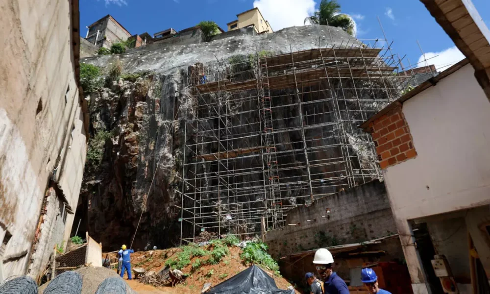 Os bairros do Pau Miúdo e da Cidade Nova, em Salvador, estão sendo beneficiados por obras de contenção de encostas.