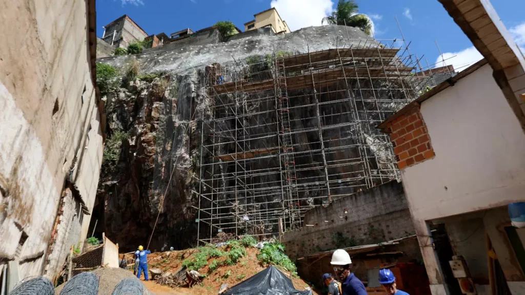 Os bairros do Pau Miúdo e da Cidade Nova, em Salvador, estão sendo beneficiados por obras de contenção de encostas.