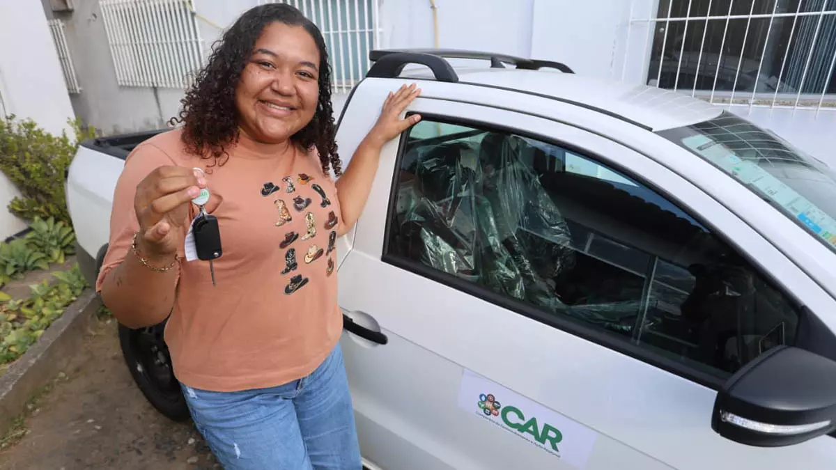 Associações comunitárias de cinco municípios baianos receberam, nesta segunda-feira (24), oito veículos modelo picape para reforçar