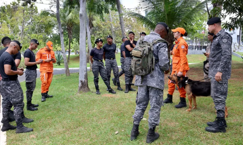 Policiais militares do Batalhão de Polícia de Choque da Polícia Militar da Bahia (PMBA) participaram, nesta terça-feira (25),